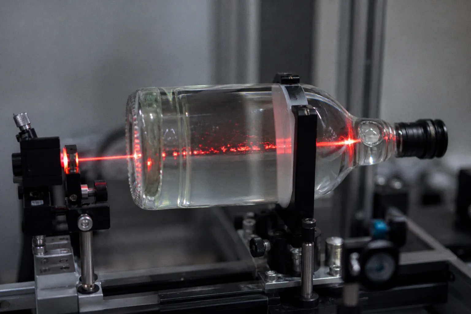Détection laser des alcools contrefaits : une analyse optique à travers le verre