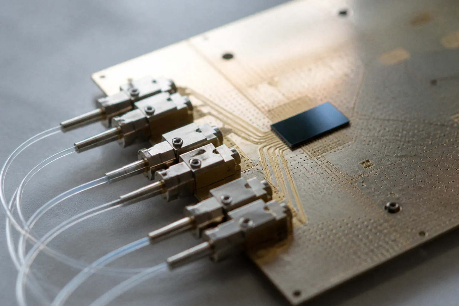 Intégration de matériaux de fibre optique sur puces photoniques : une promesse à vérifier