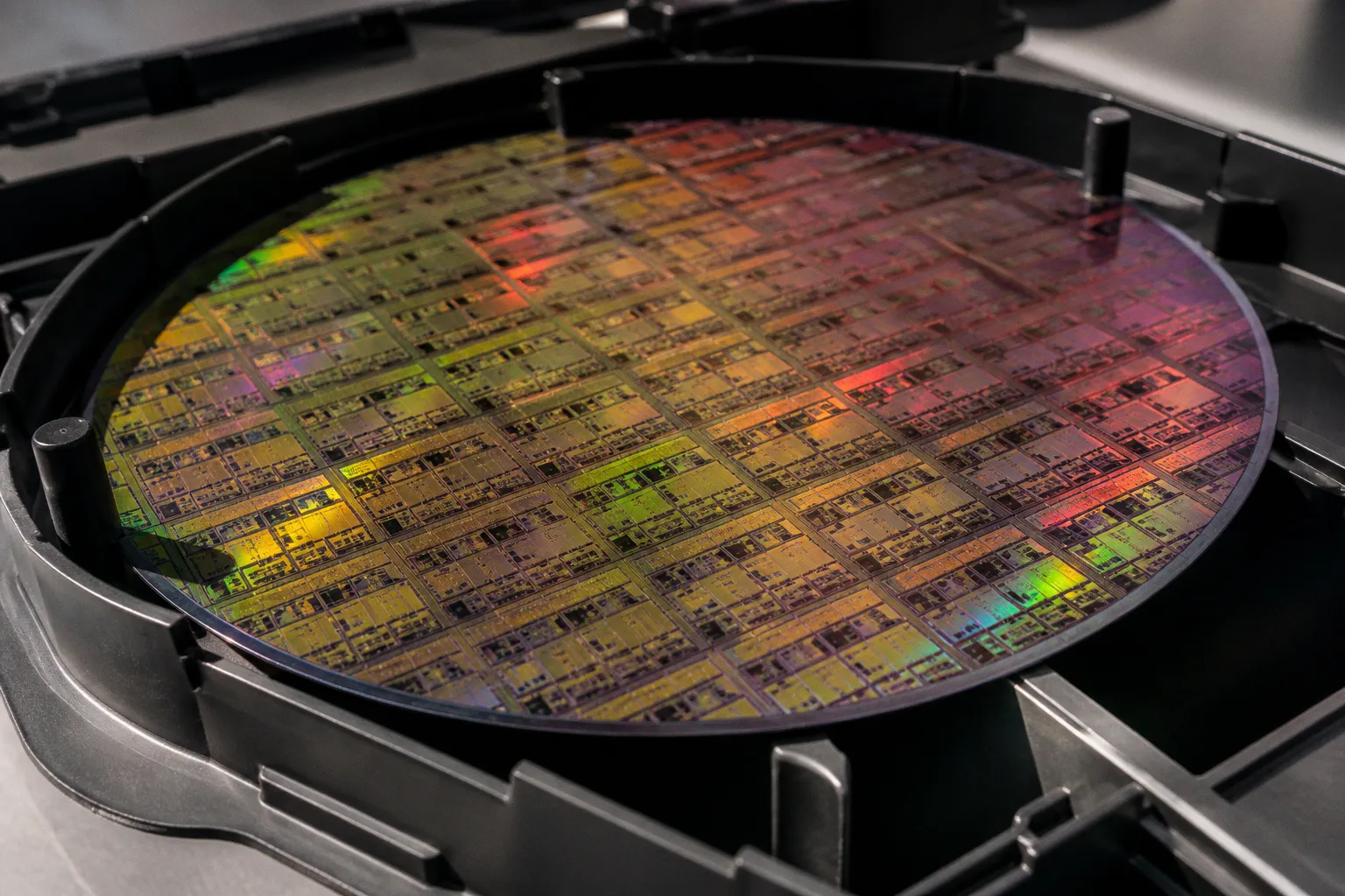 Photonique intégrée : un laser Raman et un peigne de fréquences sur une seule puce